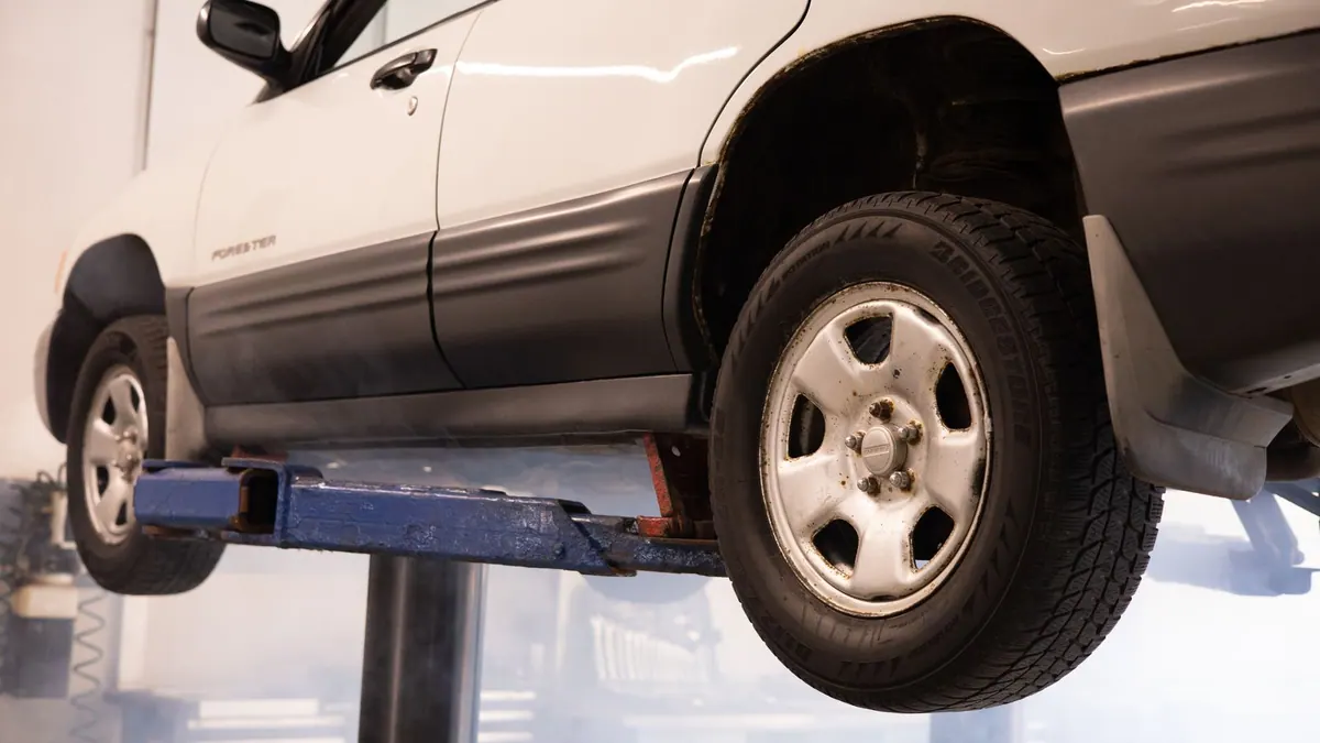 Voiture sur un pont élévateur dans un garage