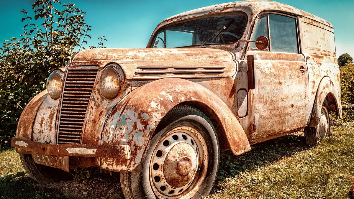 Vieille voiture abandonnée, rouillée