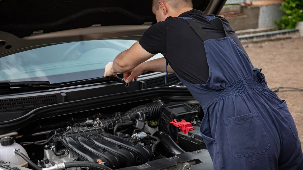 Mécanicien réparant un moteur de voiture