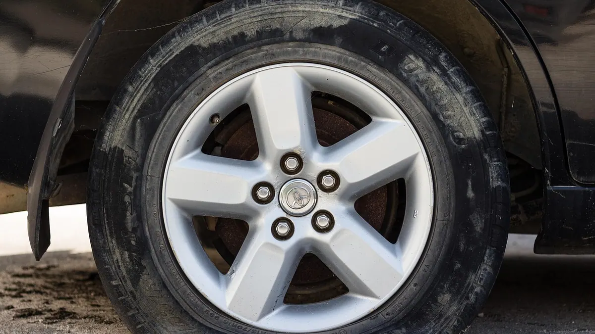 Pneu crevé sur une voiture arrêtée